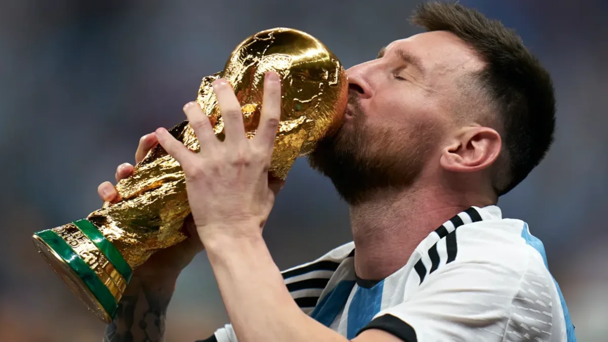 Messi con la Copa del Mundo tras la victoria de Argentina en Qatar 2022