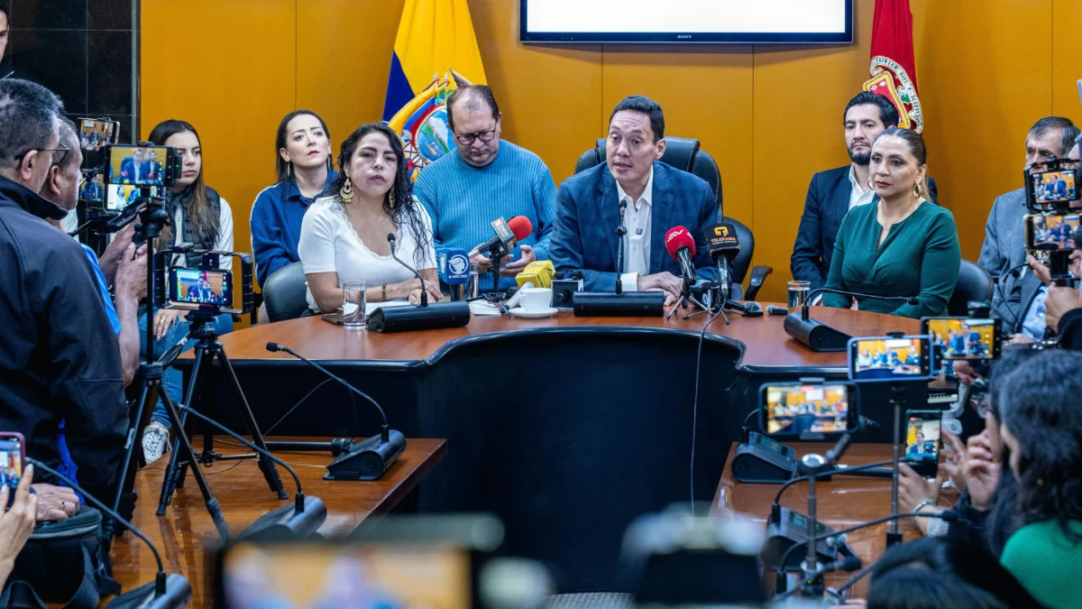 Marisol Peñaloza asumirá temporalmente la Alcaldía de Cuenca tras la salida de Cristian Zamora, en un acto oficial con presencia de medios.