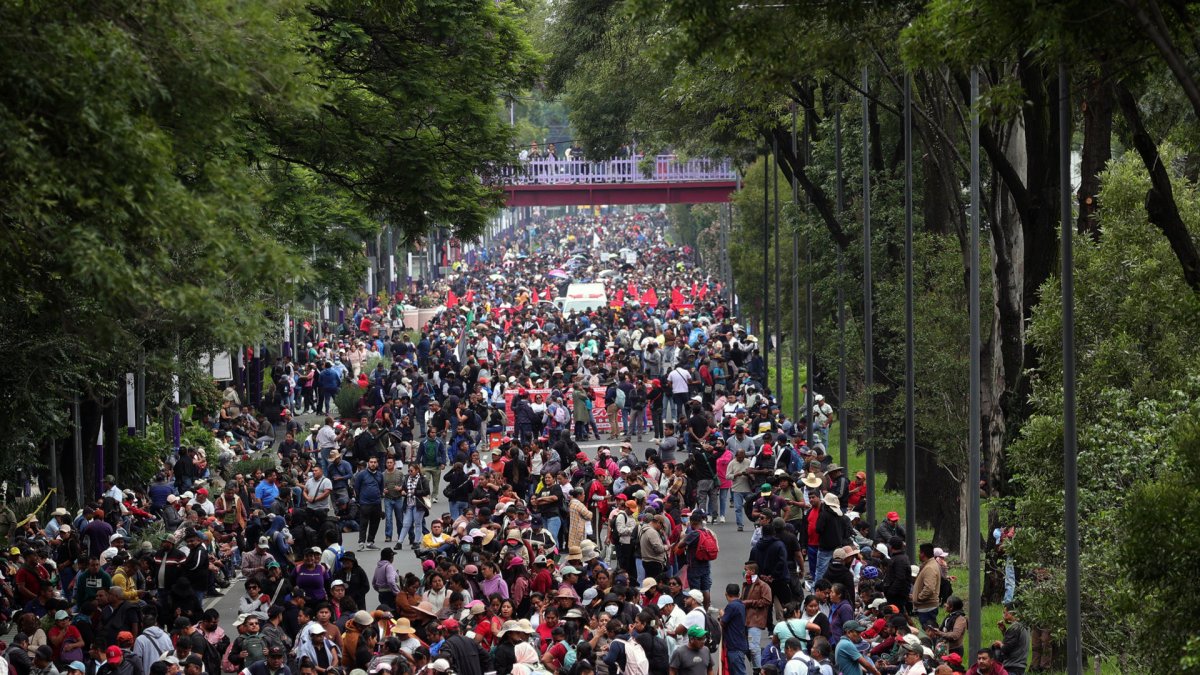 Cientos de docentes mexicanos marchan con el objetivo de llegar al Estadio Ciudad de México sede de la jornada inaugural del Mundial de fútbol 2026.