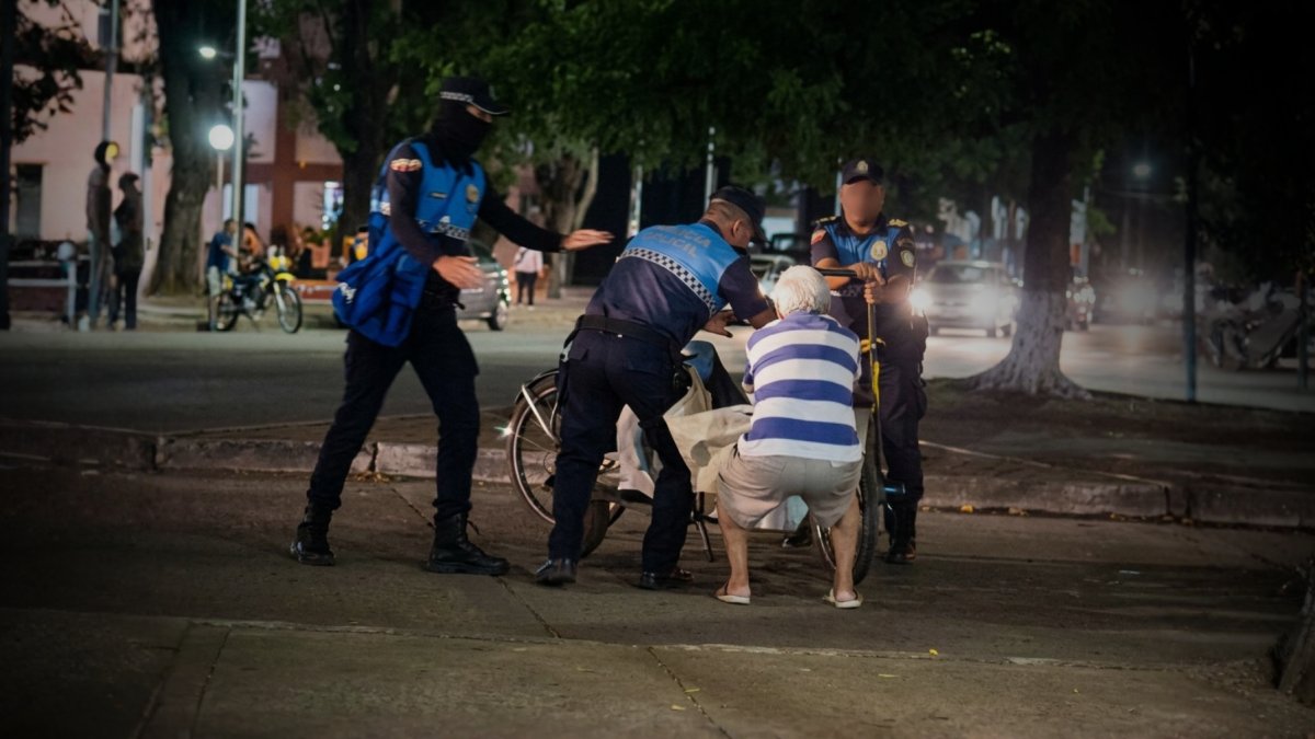 Adulto mayor intenta evitar que retiren su triciclo y el vid