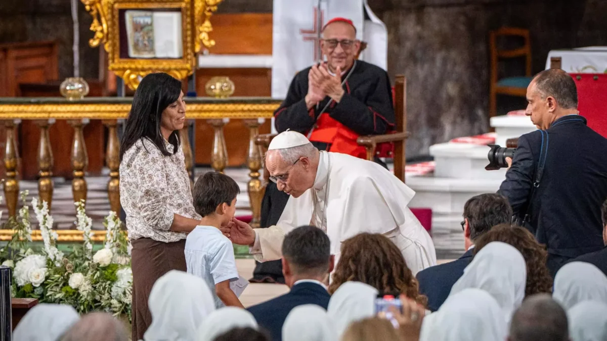 El Papa León XIV se levanta a abrazar al pequeño Renzo tras haber escuchado su carta con preguntas