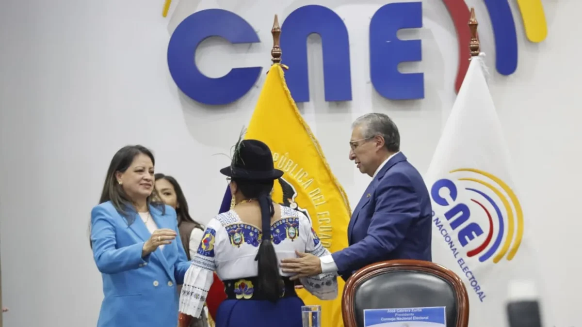 Elena Nájera, Esthela Acero y José Cabrera pusieron los votos para el cambio de autoridades en el CNE.