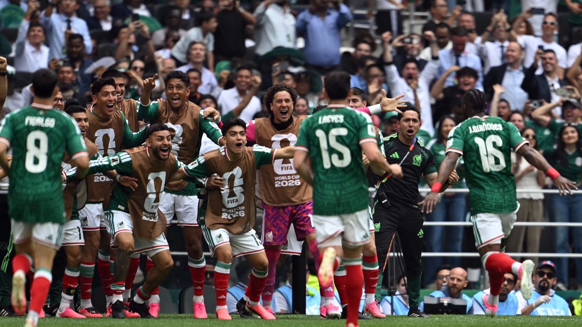 ulian Quiñones de México celebra su gol ante Sudáfrica.
