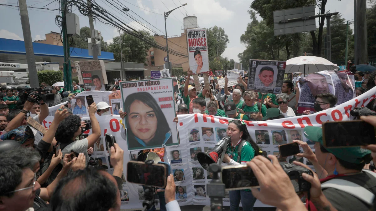 Familias exhiben carteles con rostros de desaparecidos durante una protesta en Tlalpan, en vísperas de la inauguración del Mundial.