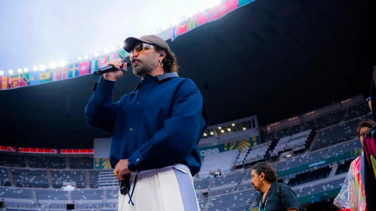 Alejandro Fernández interpreta el Himno de México en el estadio, luciendo un nuevo estilo durante la inauguración del Mundial 2026.
