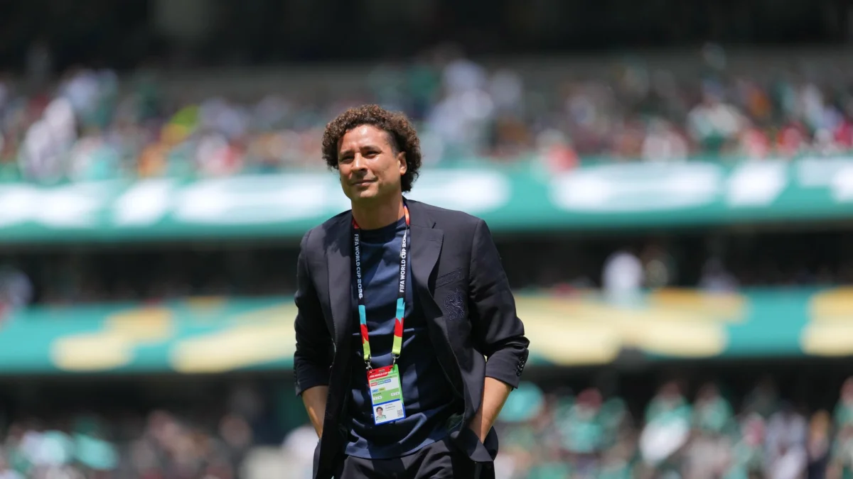 Memo Ochoa en la cancha del Estadio Azteca previo a México vs. Sudáfrica.