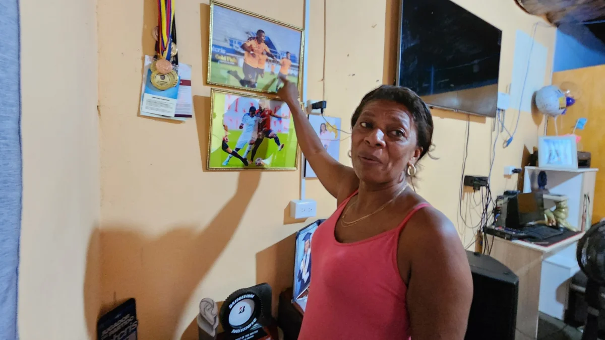 La madre de Nilson Angulo, Dora Ramírez, conserva en su casa recuerdos de su hijo, seleccionado de Ecuador.