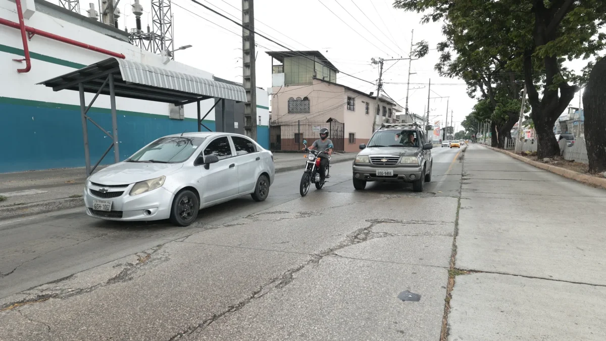 Vehículos circulan sobre grietas formadas en la calzada de la avenida Domingo Comín.