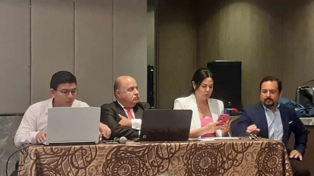 Izq: Cristopher Barberán Torres, hijo del exgerente de Electroguayas, Manuel Barberán; Carlos Ortiz, exsubgerente de Producción de Celec, Karla Saud y José Walther Manrique, lobistas de Progen.