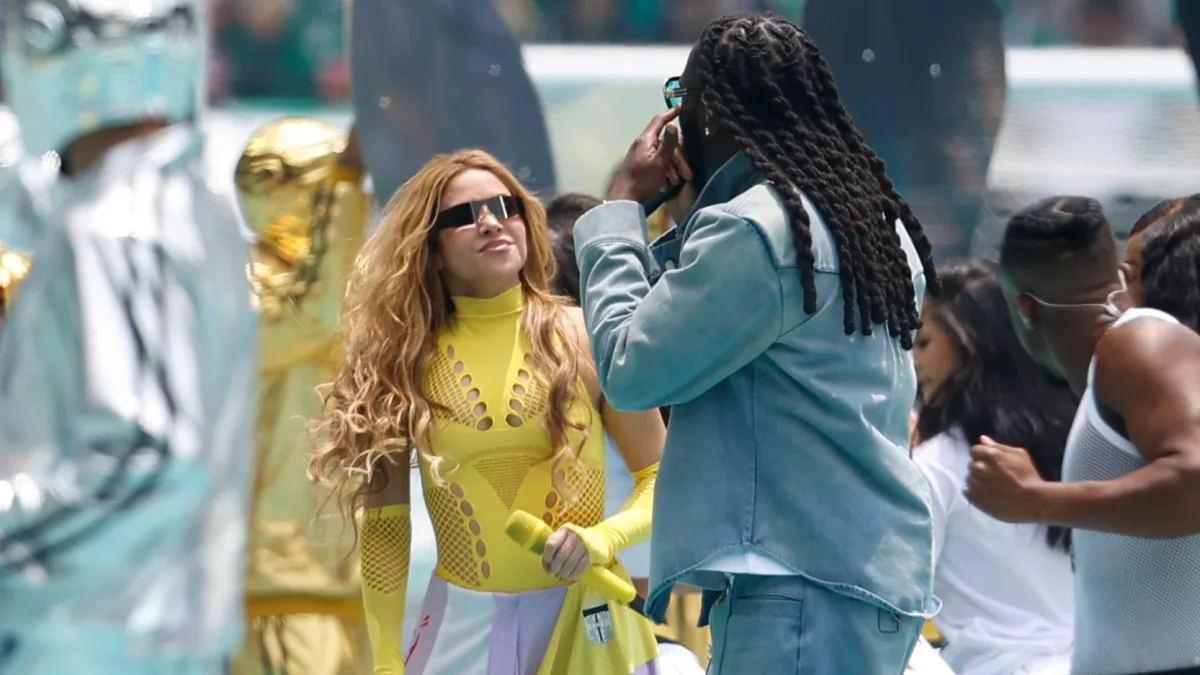 La cantante colombiana Shakira (i) y el nigeriano Burna Boy se presentan en la inauguración del Mundial de la FIFA 2026 este jueves, en el estadio Ciudad de México (México).