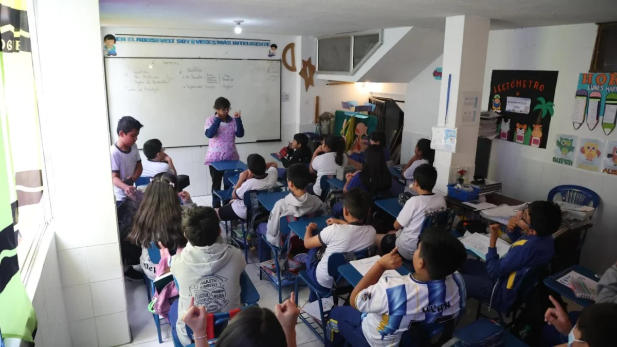 En la Escuela Franklin Roosevelt, en la calle Buenos Aires, en Quito, maestra hace ejercicios de gimnasia cerebral con estudiantes de 12 años.