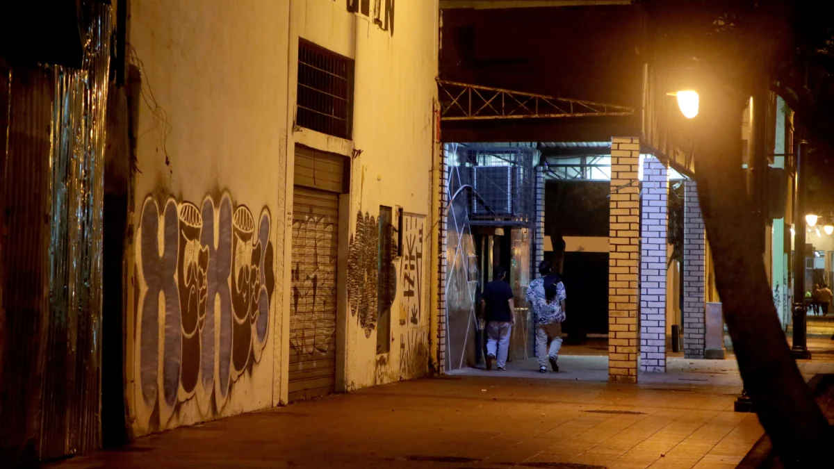 Rutina. Quienes viven en el centro afirman que el miedo ha limitado el uso de espacios públicos y alterado la dinámica del sector. Reinan las penumbras.