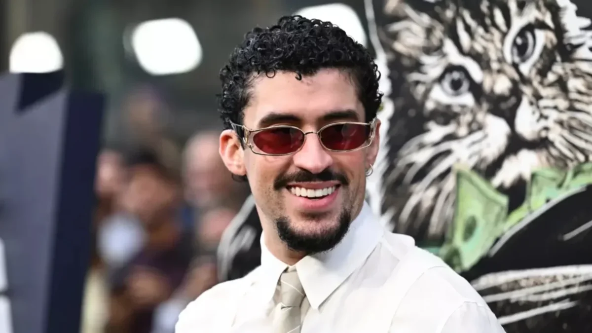 Bad Bunny recibe sorpresa de fan durante concierto