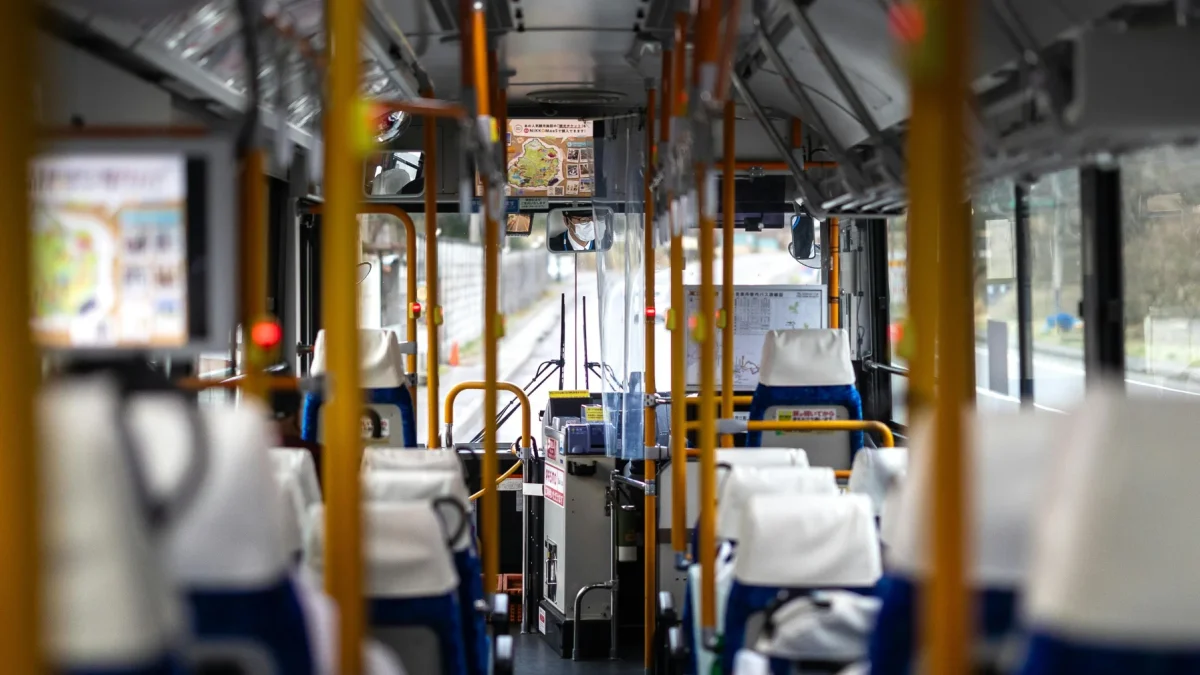radicionalmente se calcula por kilómetro, pero usar la unidad de tiempo permite una tarifa más precisa y equitativa para transportistas de pasajeros y carga.
