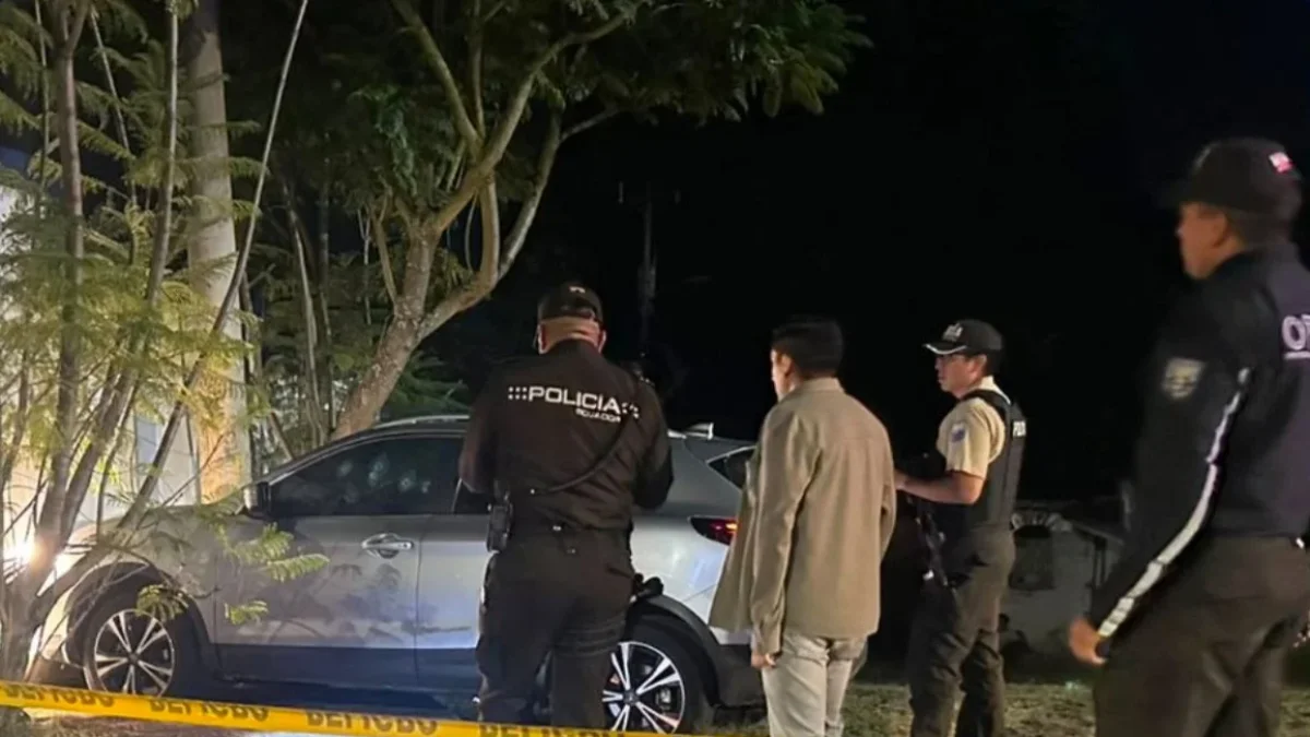 La Policía levantó indicios en la escena donde ocurrió el presunto sicariato en la vía a Cumbayá.