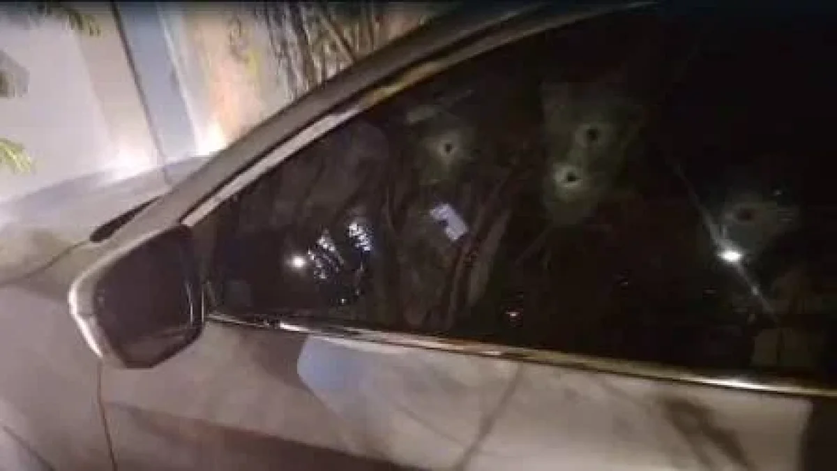 El automóvil presentó múltiples perforaciones luego del crimen registrado en la avenida Guayasamín.