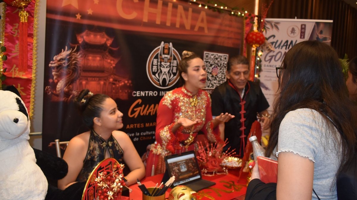La UEES abrió sus puertas a representantes de distintos países en una jornada que fortaleció el diálogo intercultural y acercó a los estudiantes a nuevas experiencias académicas.