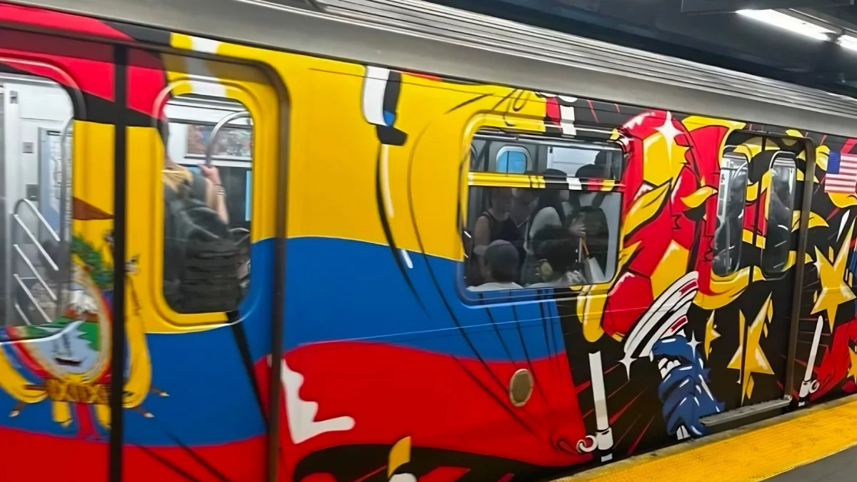 El tren 7 en Queens luce un mural con los colores y símbolos de Ecuador, en homenaje a la comunidad migrante.