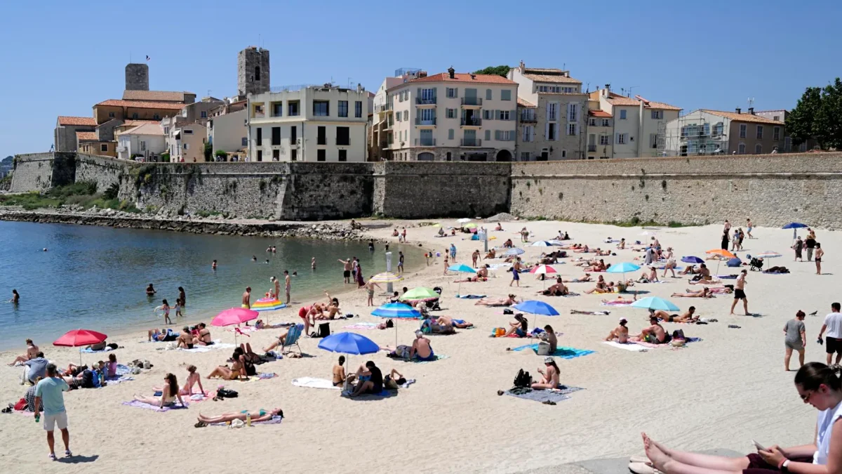 La gente se refresca en la playa de Antibes, sur de Francia, el pasado 27 de mayo.