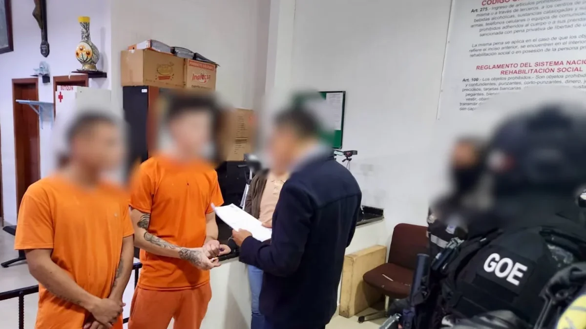 Agentes ingresaron a la Cárcel El Inca durante operativo contra red de robo de vehículos en Quito.