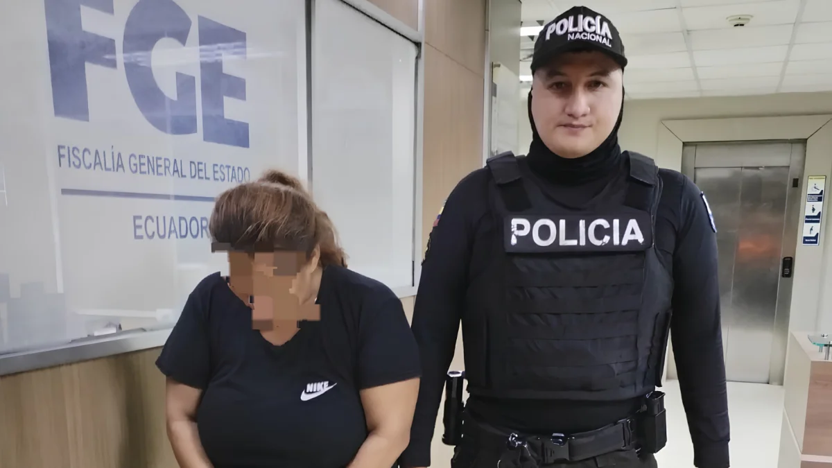 Agentes de la Policía Nacional presentan a la detenida en la Fiscalía General del Estado, tras el hallazgo de marihuana en Guayaquil.
