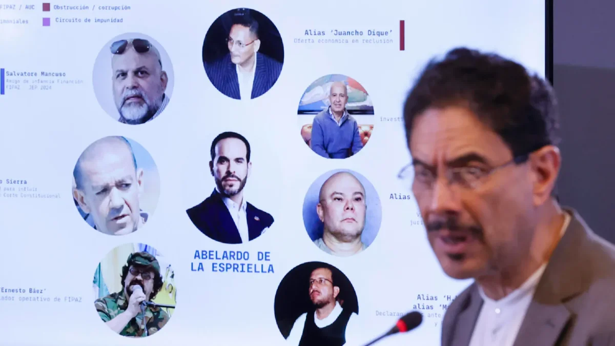Fotografía que muestra una pantalla en una rueda de prensa del candidato a la Presidencia de Colombia Iván Cepeda este jueves, en Bogotá (Colombia).
