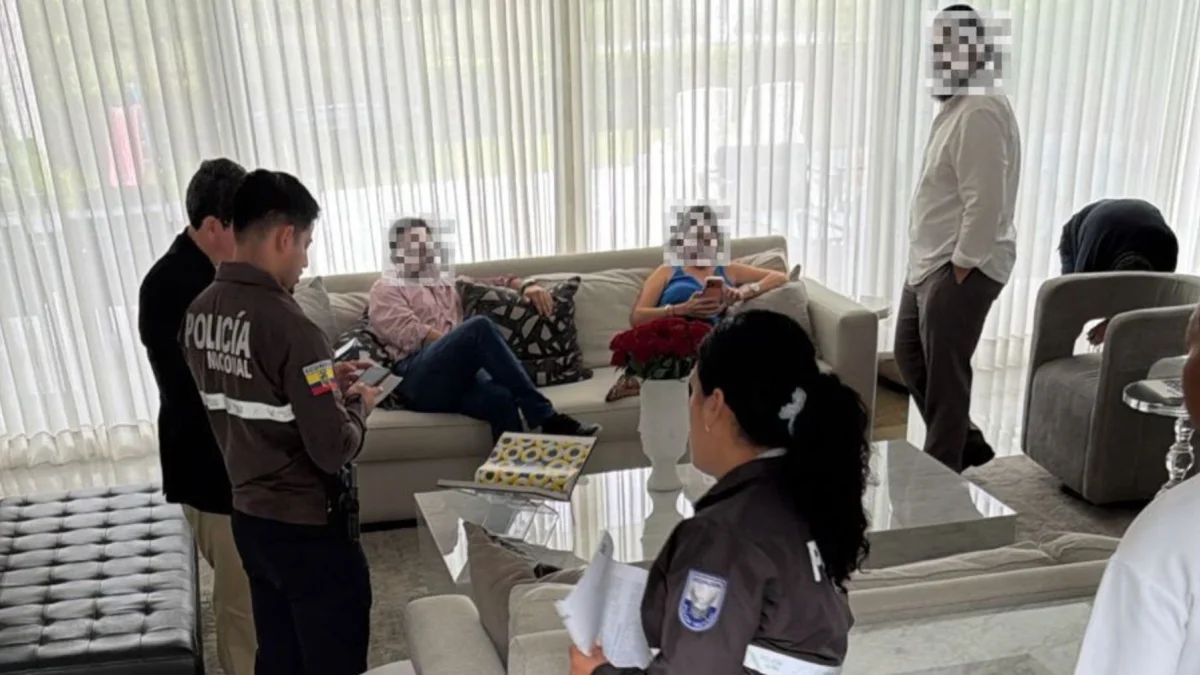 Funcionarios de Inmobiliar y de la Policía Nacional en el inicio del procedimiento de incautación.