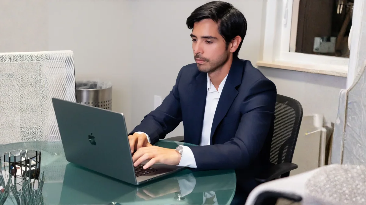 La experiencia de Hassain Vejar refleja cómo el conocimiento y liderazgo ecuatorianos pueden generar impacto más allá de las fronteras.