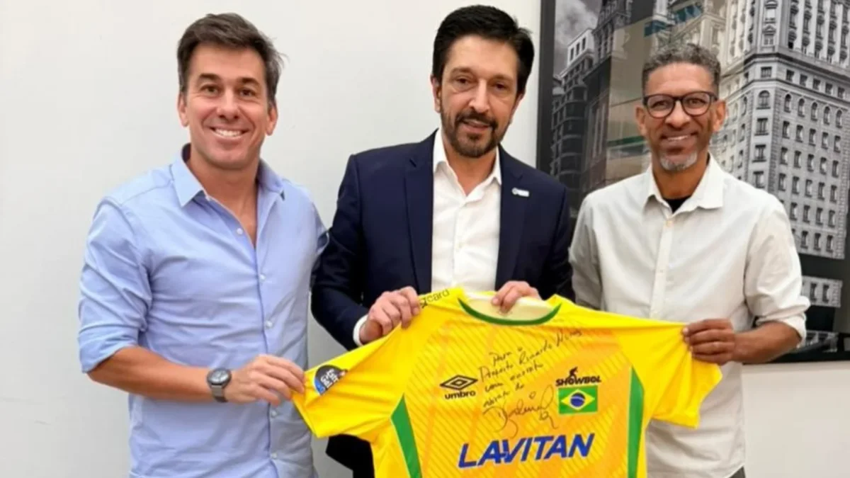 Djalminha participa en un acto institucional junto a dirigentes del fútbol brasileño