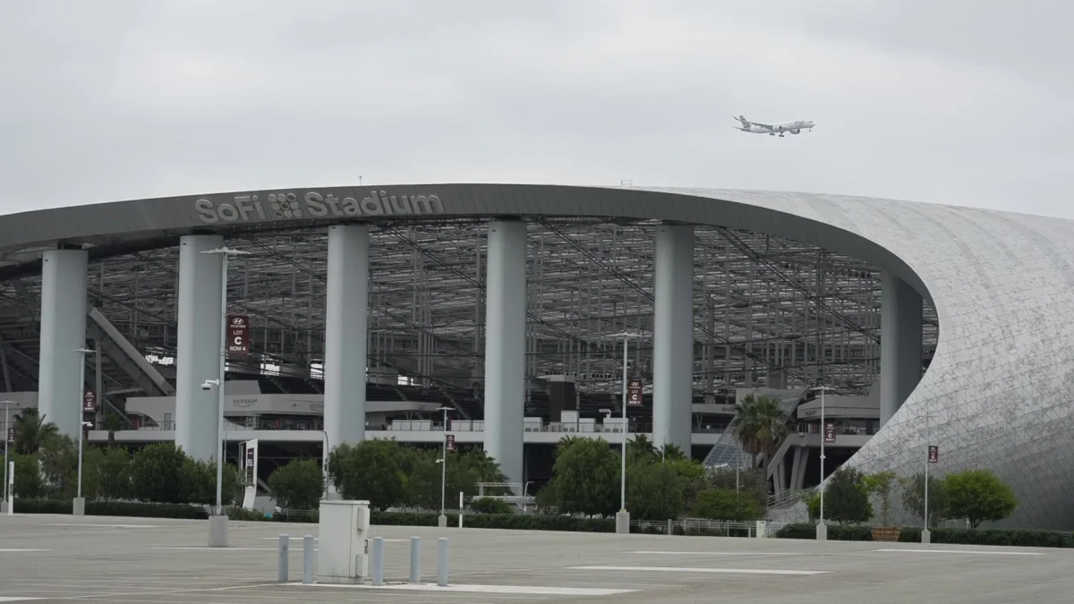 La Copa Mundial de la FIFA se exhibe en las afueras del SoFi Stadium, en Inglewood, California, Estados Unidos.