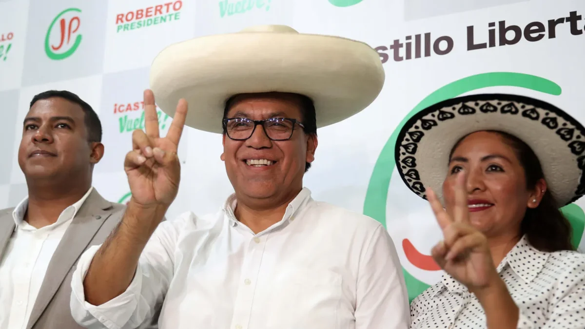 El candidato izquierdista Roberto Sánchez (c), reacciona en una rueda de prensa este viernes, en Lima (Perú).