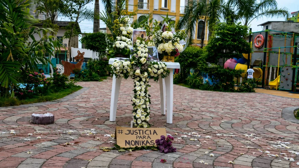 Los arreglos florales en honor a Mónica Silva se encuentran en el parque central de Montañita.