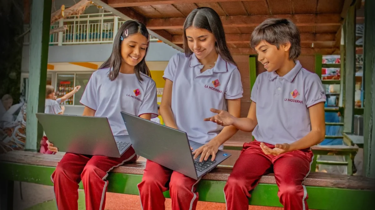 Estudiantes y docentes de La Moderna contarán con nuevas herramientas tecnológicas que potencian la enseñanza, la creatividad y el desarrollo de competencias digitales.