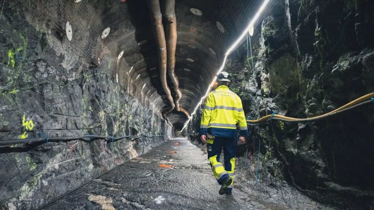 La fotografía, tomada el 18 de mayo de 2026, muestra a un trabajador caminando por uno de los túneles del depósito nuclear de Onkalo, en Eurajoki, al suroeste de Finlandia.