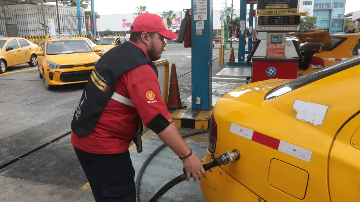 Gasolinas y diésel acumulan cuatro meses de alzas en Ecuador.