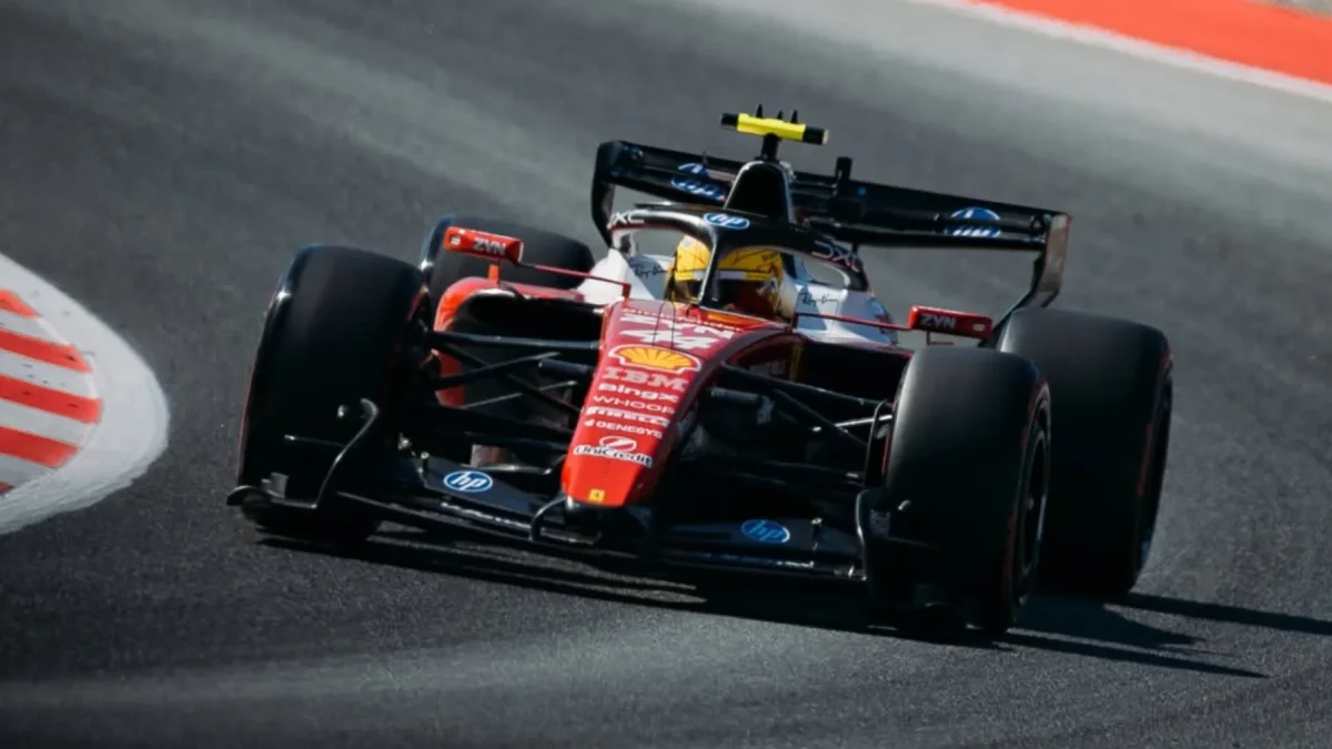 Un monoplaza recorre una de las curvas del Circuito de Montmeló durante las sesiones de entrenamientos previas al Gran Premio de Barcelona 2026