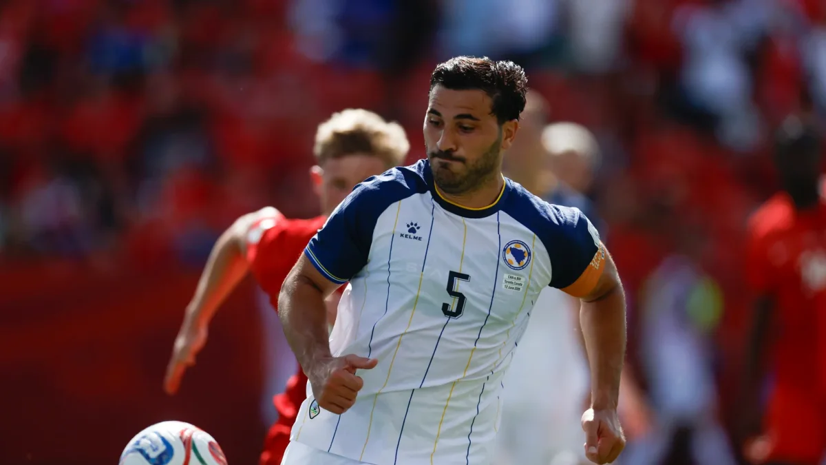 Sead Kolasinac de Bosnia y Herzegovina controla el balón este viernes, en un partido del grupo B del Mundial de la FIFA 2026.