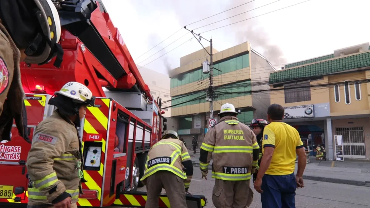 Integrantes del Cuerpo de Bomberos de Guayaquil acudieron hasta el inmueble en el que se reportó el incendio, la tarde de este viernes 12 de junio.