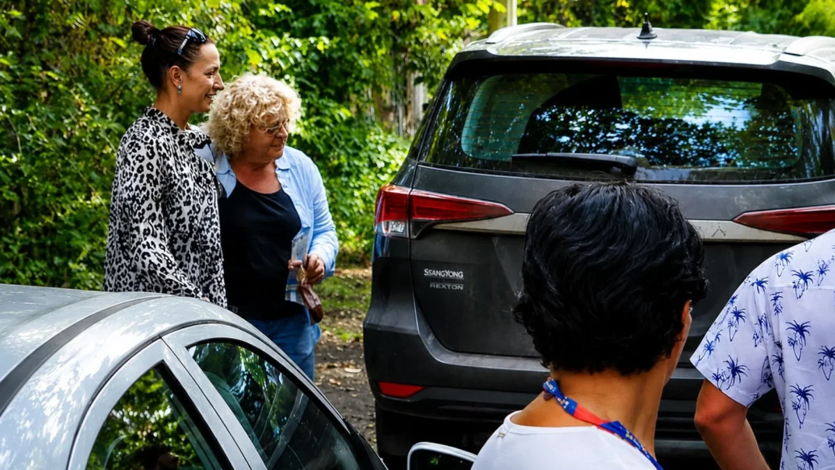 Arribó la tarde de este viernes al barrio El Tigrillo, en Montañita, Irena Hajduk, madre de Monika Silva