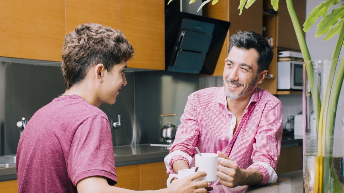 Escuchar, acompañar y respetar el espacio del adolescente ayuda a fortalecer la confianza.