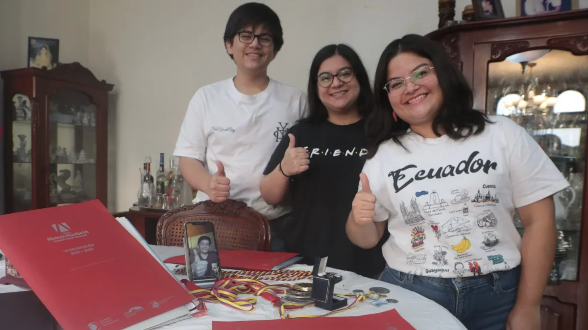 José Antonio (i), María José (c), Adriana (d) y Bernardo (videollamada) han sido destacados alumnos.