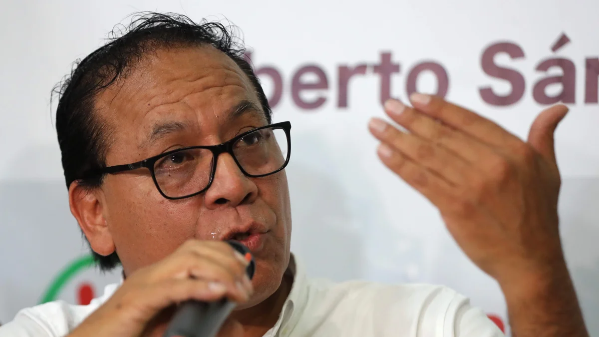 El candidato izquierdista Roberto Sánchez habla en una rueda de prensa este viernes, en Lima.