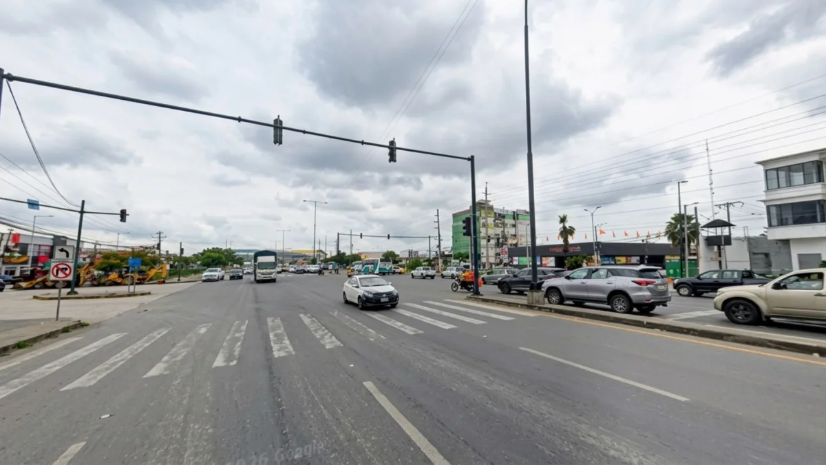En esta intersección ocurrió el impacto de un automóvil contra un tráiler, que iba a exceso de velocidad, lo que provocó el fallecimiento del conductor del vehículo liviano.