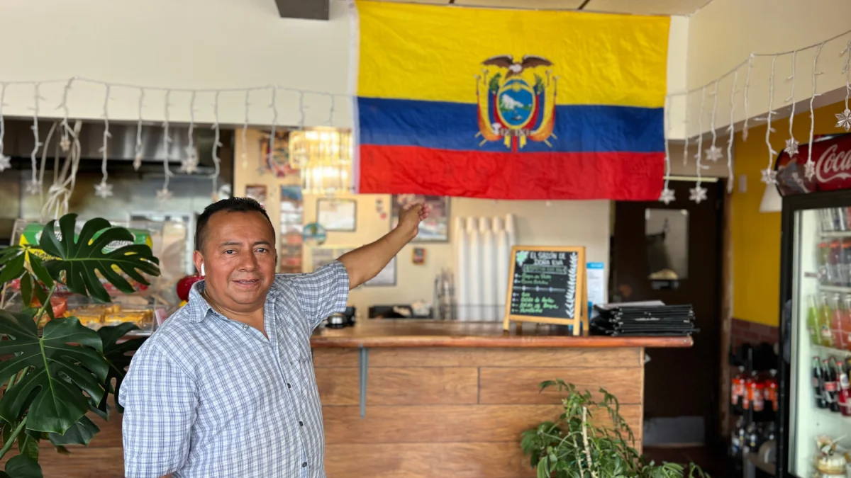 Segundo López posa con orgullo junto a la bandera tricolor que adorna su restaurante,