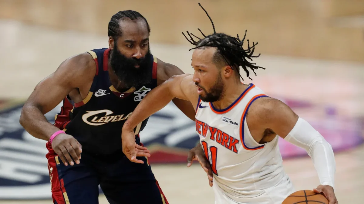 James Harden (izq.) en un partido de los NBA Playoffs 2026.