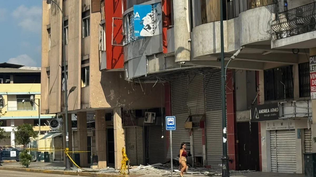 La onda expansiva destruyó ventanales y causó daños estructurales no solo en el edificio de ARCOM, también en al menos cinco inmuebles aledaños.