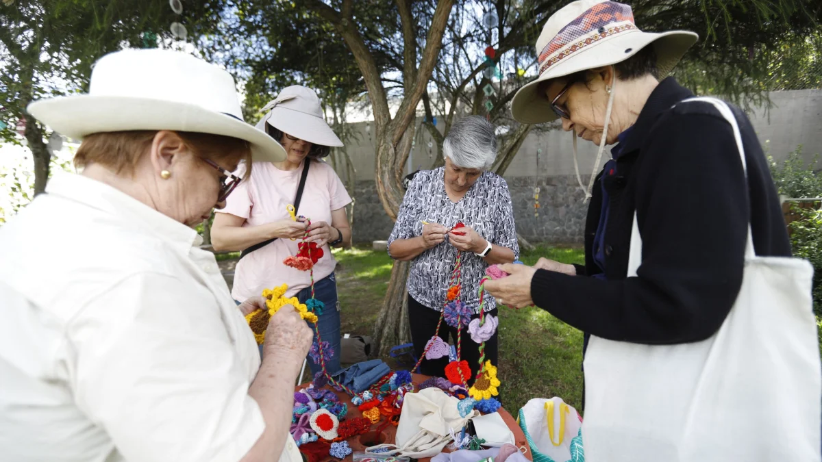 Las flores son el tejido emblemático de las crocheteras del barrio La Floresta.