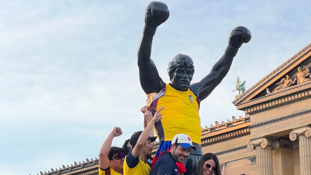 La escena se produjo mientras miles de personas acompañaban la celebración en las famosas escaleras del Museo de Arte de Filadelfia.