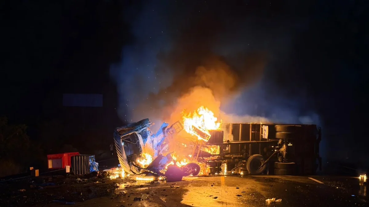 Un camión se volcó y luego se incendió en la vía Guayaquil - Santa Elena.