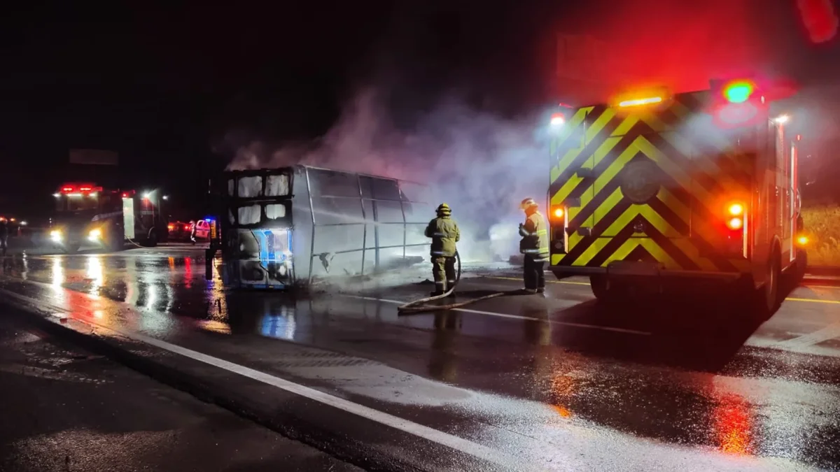 Personal del Cuerpo de Bomberos de Santa Elena atendió la emergencia.
